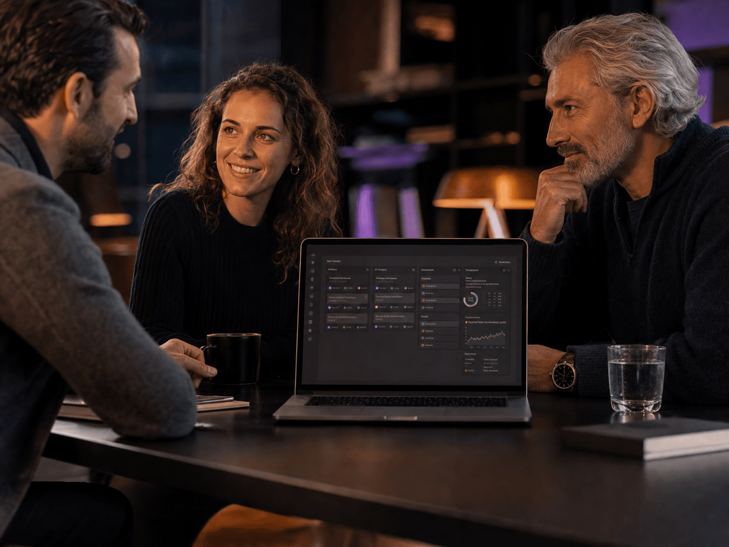 Team bespricht einen KI-MVP am Laptop mit dashboardartiger App-Ansicht im echten Einsatz